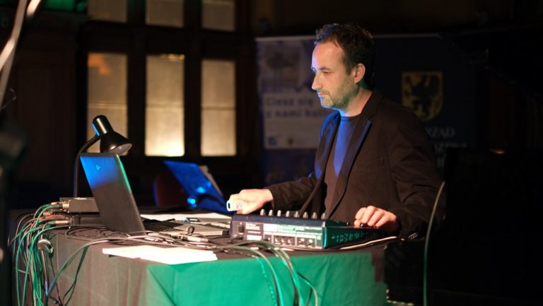 Elektroakustický koncert Michala Rataje na festivalu v&nbsp;Gdaňsku